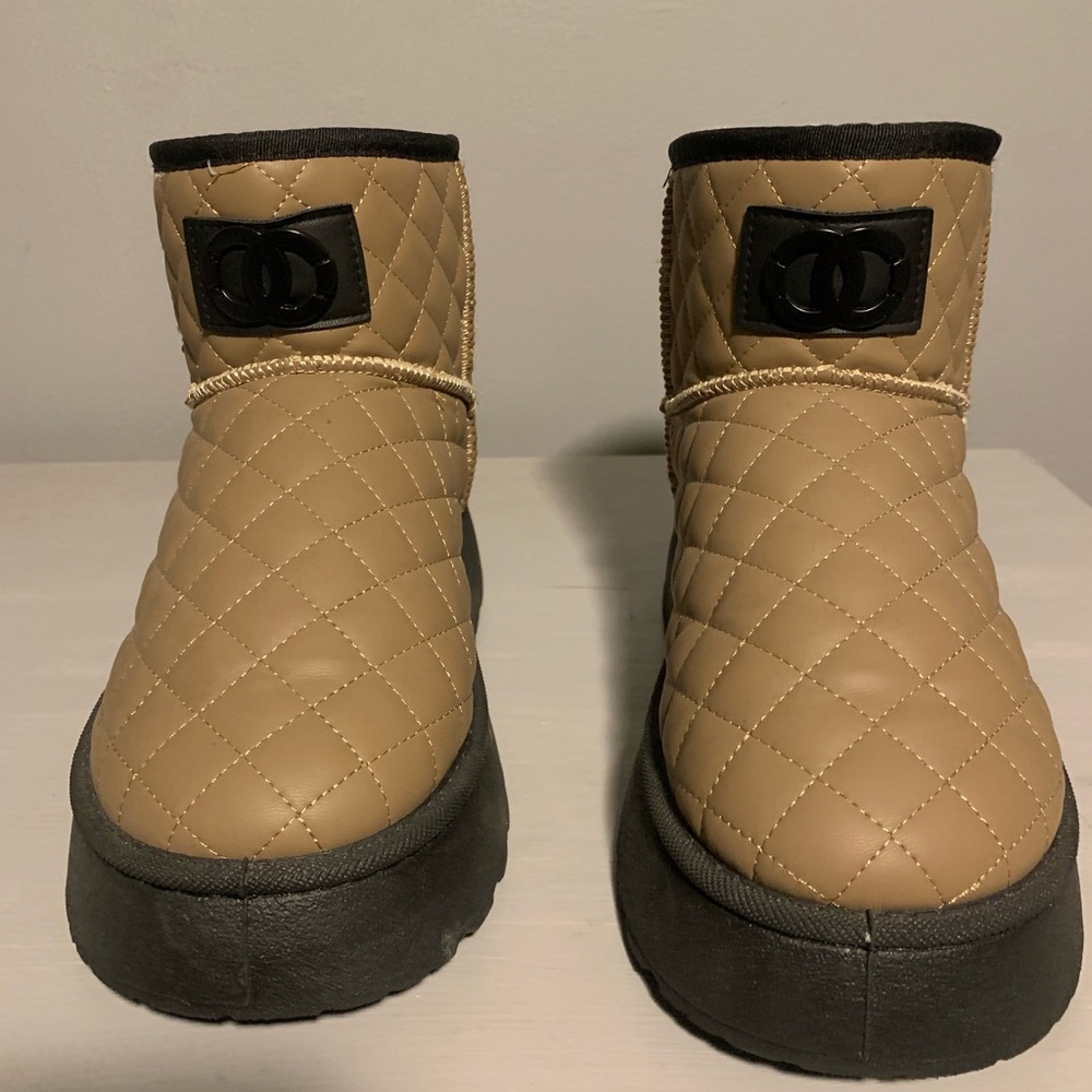 Womens tan boot. Fits 7.5